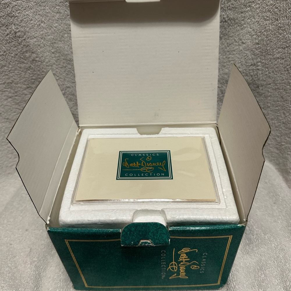 Disney Collectors Society: Winnie the Pooh—“Time for Something Sweet” figurine - Picture 7 of 13